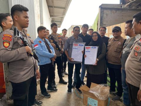 Ketua dan Anggota Bawaslu Kabupaten Banyuwangi mengawasi kedatangan surat suara Pemilu di gudang penyimpanan logistik KPU Banyuwangi, pada Kamis (4/1/2024)