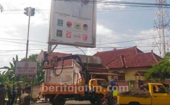 Bawaslu Banyuwangi Turunkan Paksa Billboard Kampanye Nakal