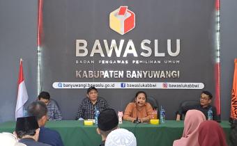 Anggota Bawaslu Provinsi Jawa Timur, Eka Rahmawati menjadi narasumber dalam kegiatan Rapat Kerja Teknis Pengawasan Tahapan Kampanye di Kantor Bawaslu Kabupaten Banyuwangi, pada Rabu (1/11/2023)