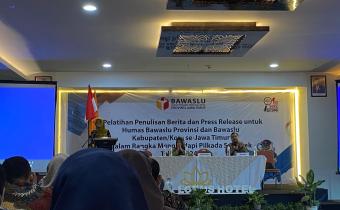 Koordinator Divisi Humas Bawaslu Provinsi Jawa Timur, Dwi Endah Prasetyo menyampaikan sambutan dan arahan dalam kegiatan Pelatihan Penulisan Berita dan Press Release untuk Humas Bawaslu Provinsi dan Bawaslu Kabupaten/Kota se-Jawa Timur, di Java Lotus Hotel Jember, Senin (13/5/2024) 