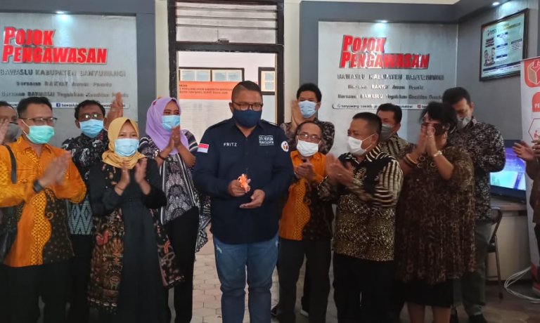 BAWASLU RI RESMIKAN POJOK PENGAWASAN DAN POJOK PPID BAWASLU BANYUWANGI