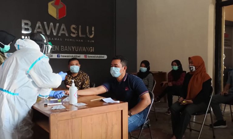 Jamin Jajaran Pengawas Pemilihan Aman Dari COVID-19, Bawaslu Banyuwangi Kembali Lakukan Rapid Test Massal