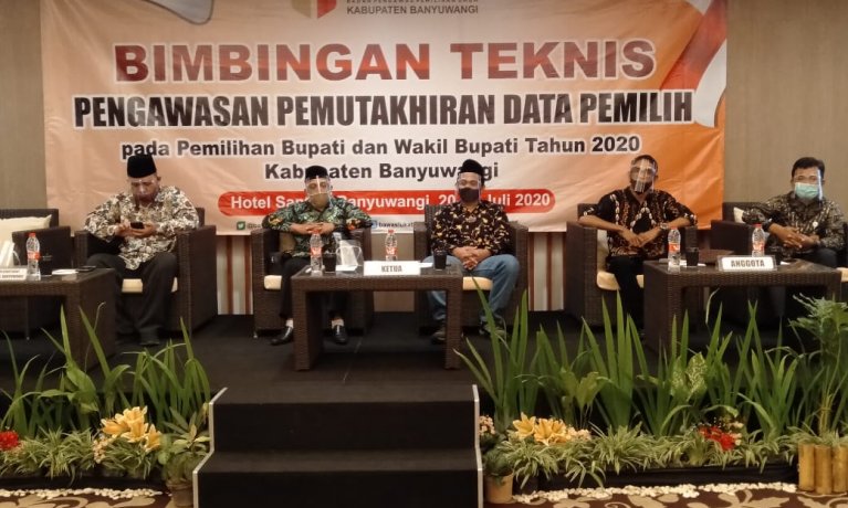 Lewat Bimtek, Bawaslu Banyuwangi bekali Panwascam penanganan pelanggaran Pemutakhiran Data Pemilih