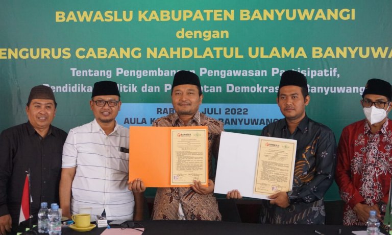 SASAR WARGA NAHDLIYIN, BAWASLU TEKEN KERJASAMA DENGAN PC NAHDLATUL ULAMA KABUPATEN BANYUWANGI