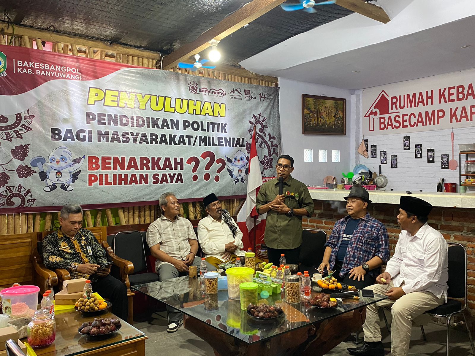 Ketua Bawaslu Kabupaten Banyuwangi, Adrian Yansen Pale menjadi narasumber dalam kegiatan pendidikan politik yang digelar oleh Bakesbangpol Kabupaten Banyuwangi, pada Selasa (12/12/2023) 