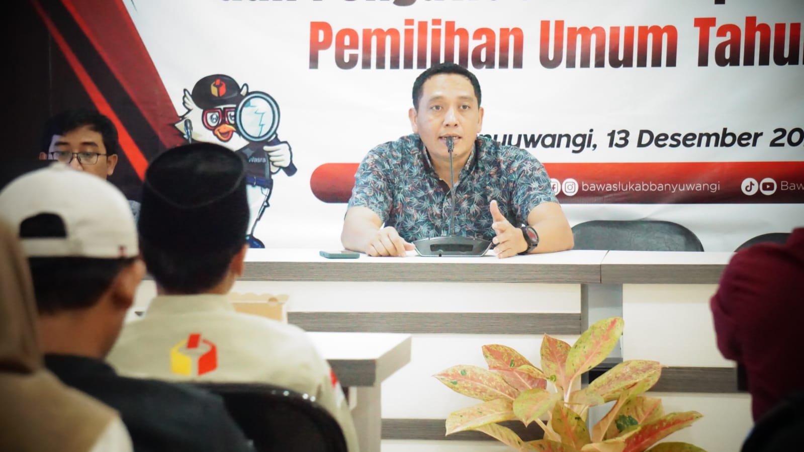 Anggota Bawaslu Kabupaten Banyuwangi, Khomis Kurnia Indra saat mengisi materi dalam Evaluasi Hasil Pengawasan DPTb dan Persiapan Pengawasan Tahapan Kampanye, pada Rabu (13/12/2023) 