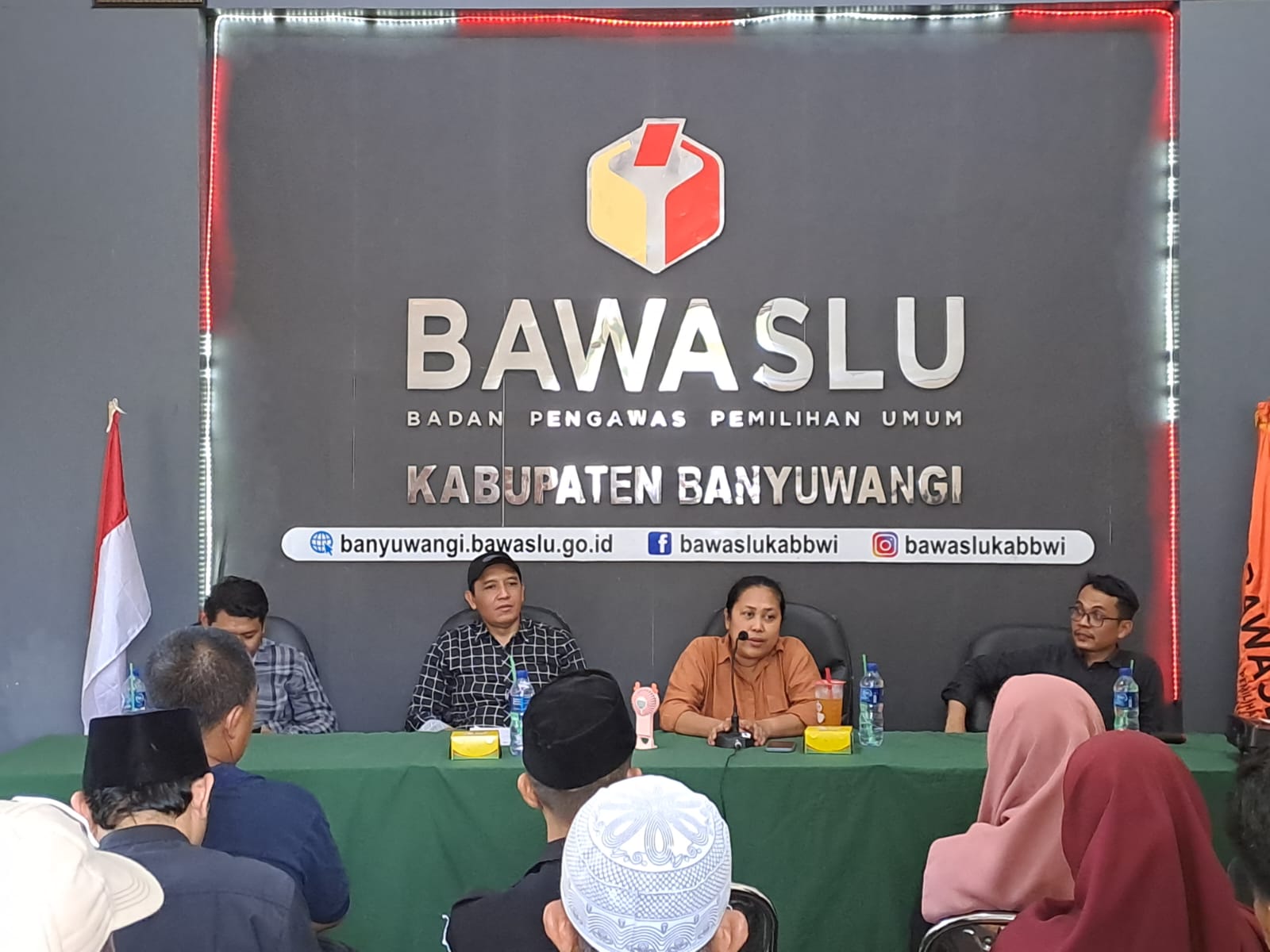 Anggota Bawaslu Provinsi Jawa Timur, Eka Rahmawati menjadi narasumber dalam kegiatan Rapat Kerja Teknis Pengawasan Tahapan Kampanye di Kantor Bawaslu Kabupaten Banyuwangi, pada Rabu (1/11/2023)