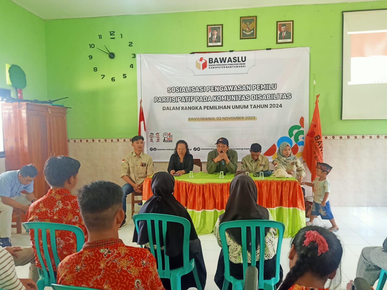 Koordinator Divisi Pencegahan, Partisipasi Masyarakat dan Humas Bawaslu Kabupaten Banyuwangi, Khomisa Kurnia Indra memberi materi pada komunitas difabel dalam rangka sosialisasi pengawasan partisipatif di SLB PGRI 3 Cluring pada Kamis (2/11/2023)