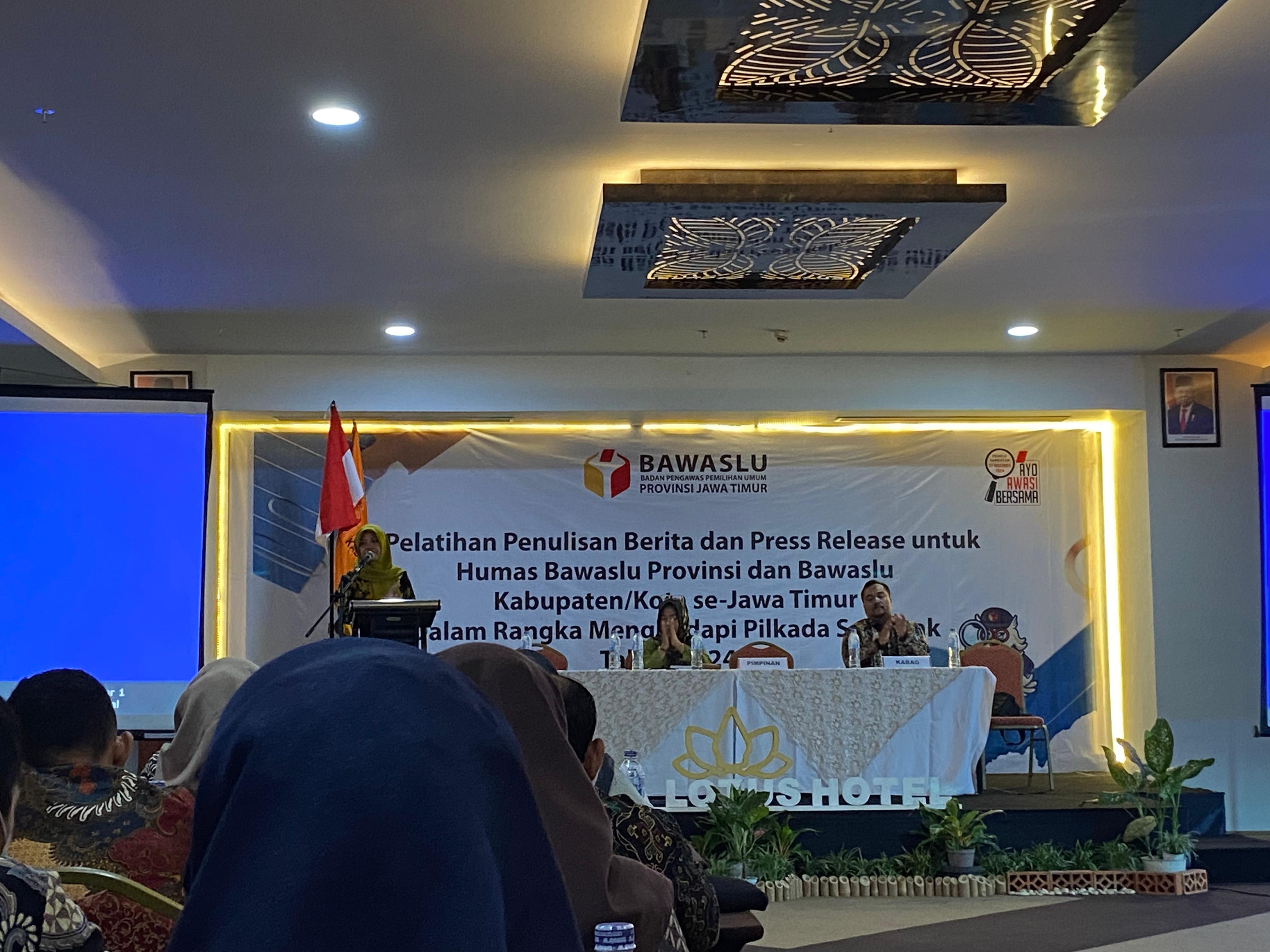 Koordinator Divisi Humas Bawaslu Provinsi Jawa Timur, Dwi Endah Prasetyo menyampaikan sambutan dan arahan dalam kegiatan Pelatihan Penulisan Berita dan Press Release untuk Humas Bawaslu Provinsi dan Bawaslu Kabupaten/Kota se-Jawa Timur, di Java Lotus Hotel Jember, Senin (13/5/2024) 