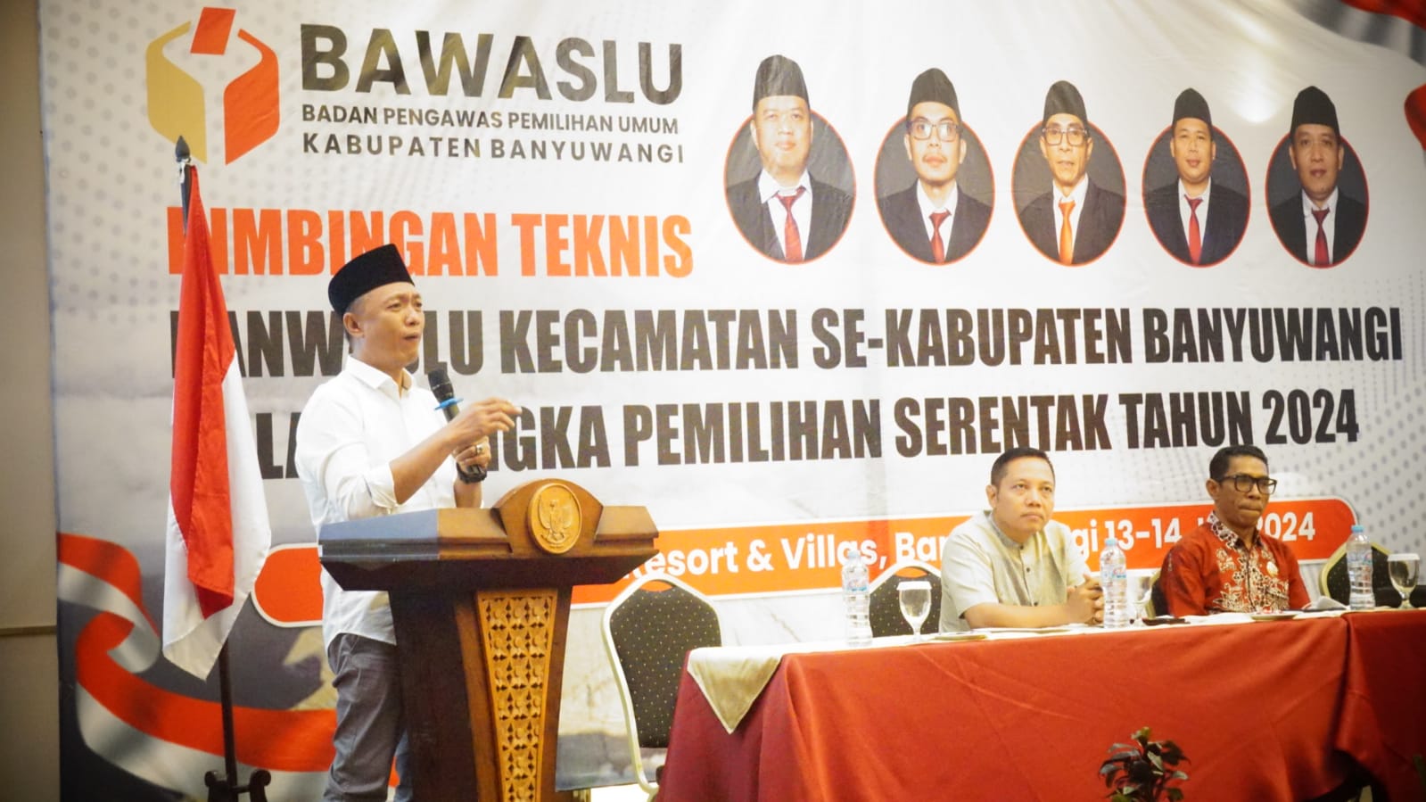 Ketua Bawaslu Provinsi Jawa Timur, A.Warits saat membuka kegiatan Bimtek Panwaslu Kecamatan, di Grand harvest resort & Villas Banyuwangi, Sabtu (13/07/2024)