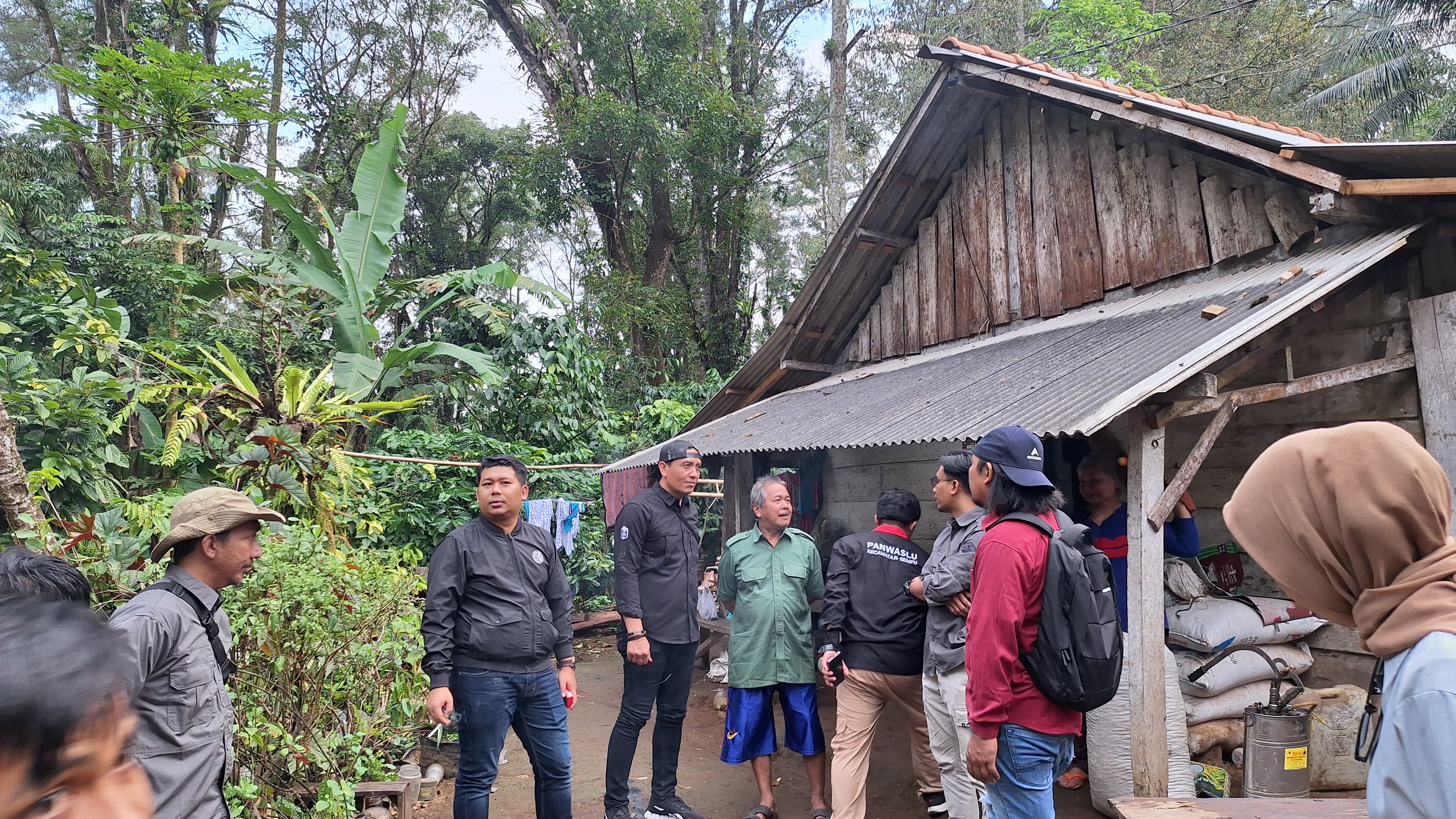 Anggota Bawaslu Kabupaten Banyuwangi, Khomisa Kurnia Indra dan Luqman Wahyudi saat melakukan Patroli Pengawasan di Kecamatan Sempu, Kamis (25/7/2024)