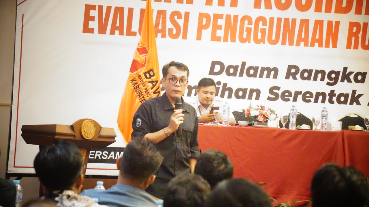 Koordinator Divisi Penanganan Pelanggaran, Data dan Informasi, Untung Apriliyanto saat memberikan materi kepada Panwaslu Kecamatan 