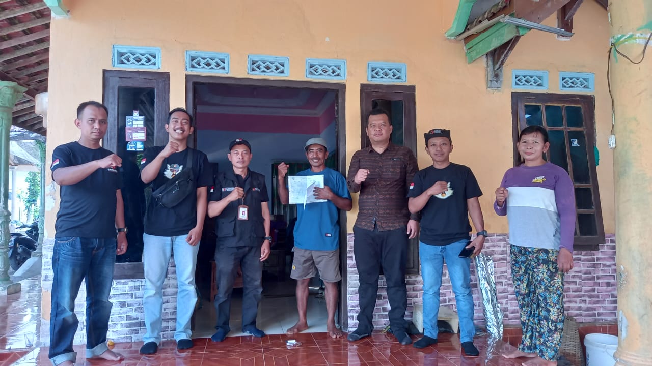 Anggota Bawaslu Kabupaten Banyuwangi, Joyo Adi Kusumo saat melakukan monitoring uji petik bersama Panwaslu Kecamatan Purwoharjo