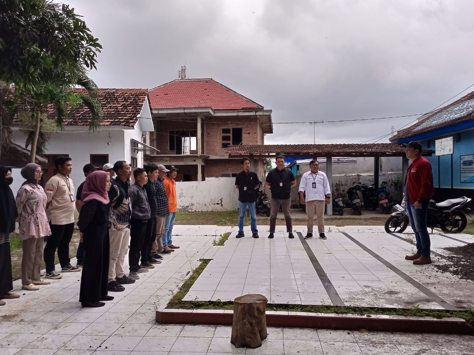 Anggota Bawaslu Kabupaten Banyuwangi, Khomisa Kurnia Indra saat memimpin Apel Patroli Pengawasan "Kawal Hak Pilih" bersama Panwaslu Kecamatan Kalipuro. Kamis (4/7/2024)