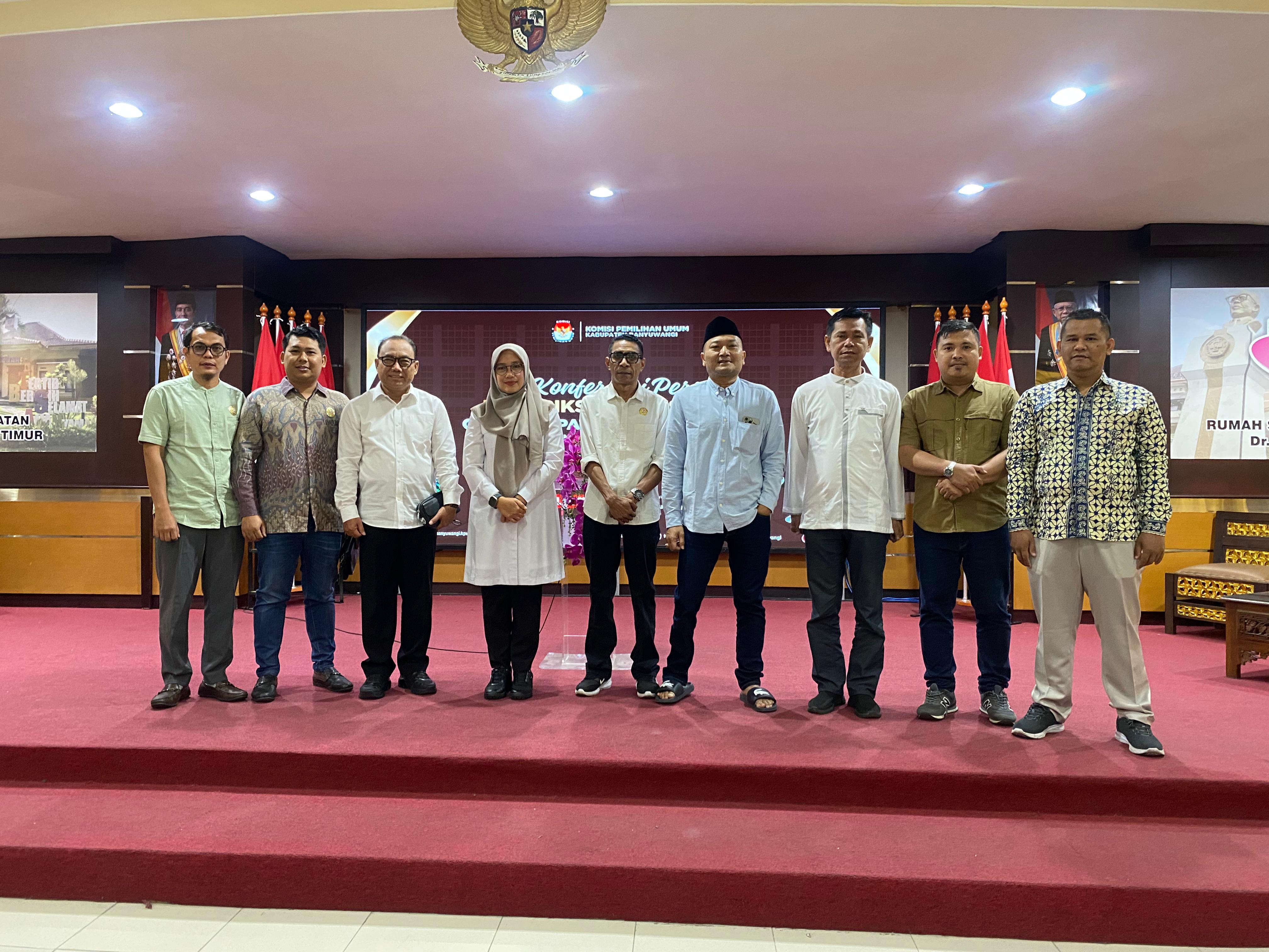 Bawaslu Kabupaten Banyuwangi bersama kedua Bakal Pasangan Calon Bupati dan Wakil Bupati Banyuwangi saat menggelar konferensi pers di RSUD Syaiful Anwar Kota Malang, Sabtu (31/8/2024)