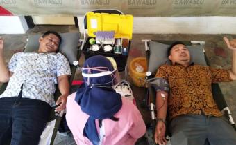 Wah, Donor Darah HUT Bawaslu ke 12 di Banyuwangi, Diserbu Pendonor