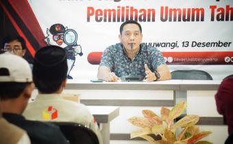 Anggota Bawaslu Kabupaten Banyuwangi, Khomis Kurnia Indra saat mengisi materi dalam Evaluasi Hasil Pengawasan DPTb dan Persiapan Pengawasan Tahapan Kampanye, pada Rabu (13/12/2023) 