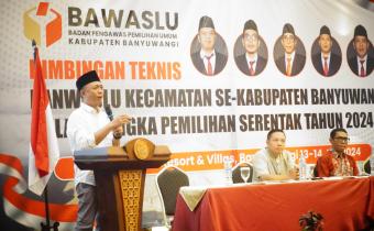 Ketua Bawaslu Provinsi Jawa Timur, A.Warits saat membuka kegiatan Bimtek Panwaslu Kecamatan, di Grand harvest resort & Villas Banyuwangi, Sabtu (13/07/2024)