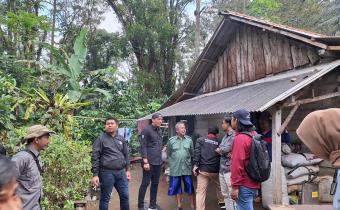 Anggota Bawaslu Kabupaten Banyuwangi, Khomisa Kurnia Indra dan Luqman Wahyudi saat melakukan Patroli Pengawasan di Kecamatan Sempu, Kamis (25/7/2024)