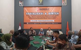 Anggota Bawaslu Provinsi Jawa Timur, Dwi Endah Prasetyowati memberi sambutan dan arahan dalam kegiatan Sosialisasi dan Bimtek Pengisian SAQ 