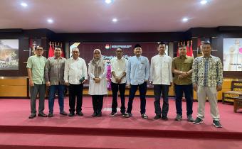 Bawaslu Kabupaten Banyuwangi bersama kedua Bakal Pasangan Calon Bupati dan Wakil Bupati Banyuwangi saat menggelar konferensi pers di RSUD Syaiful Anwar Kota Malang, Sabtu (31/8/2024)